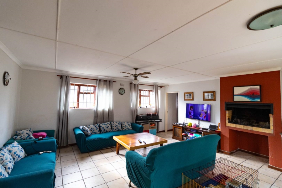 4 Bedroom Property for Sale in Sandbaai Western Cape